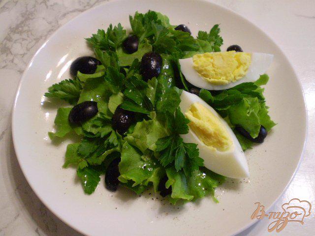 Фото приготовление рецепта: Зеленый салат с яйцом и маслинами шаг №5