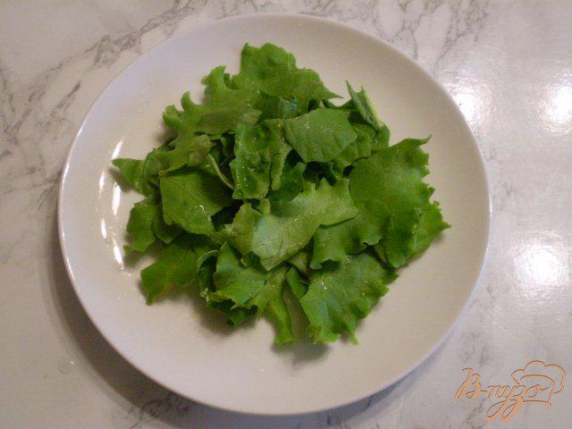 Фото приготовление рецепта: Зеленый салат с яйцом и маслинами шаг №3