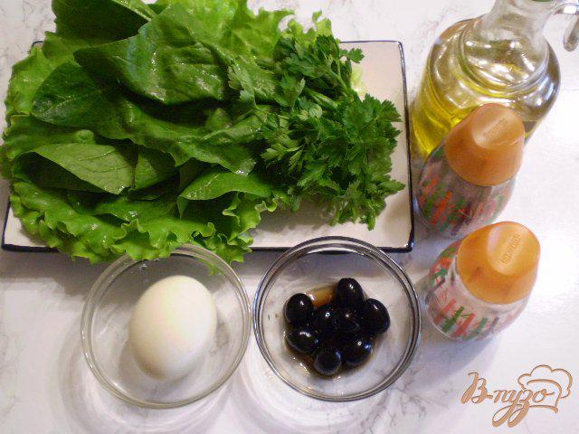 Фото приготовление рецепта: Зеленый салат с яйцом и маслинами шаг №1