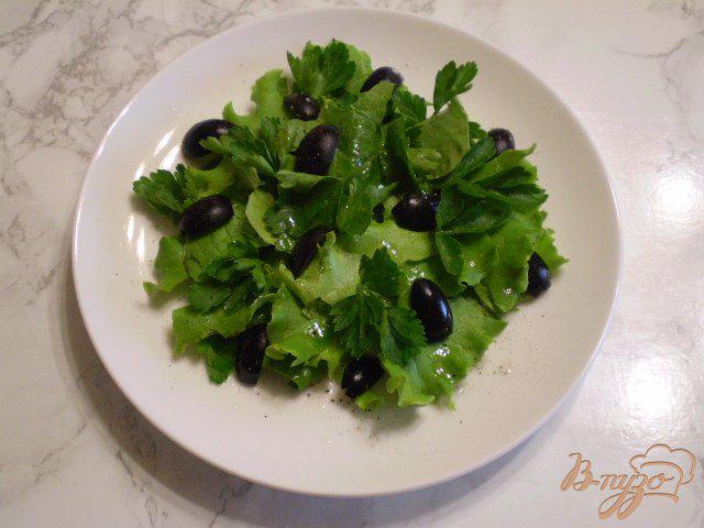 Фото приготовление рецепта: Зеленый салат с яйцом и маслинами шаг №4