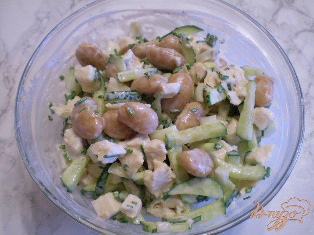 Фото приготовление рецепта: Салат с курицей гриль, фасолью и свежими огурцами шаг №7