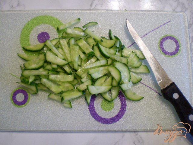 Фото приготовление рецепта: Салат с курицей гриль, фасолью и свежими огурцами шаг №2