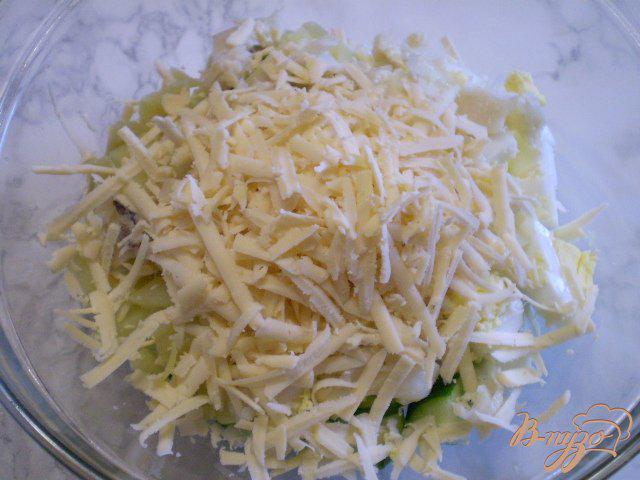 Фото приготовление рецепта: Салат с отварной рыбой, сыром и горошком шаг №4