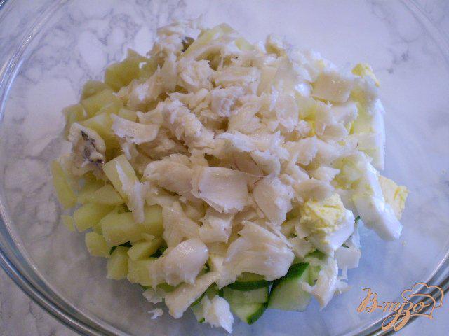 Фото приготовление рецепта: Салат с отварной рыбой, сыром и горошком шаг №3