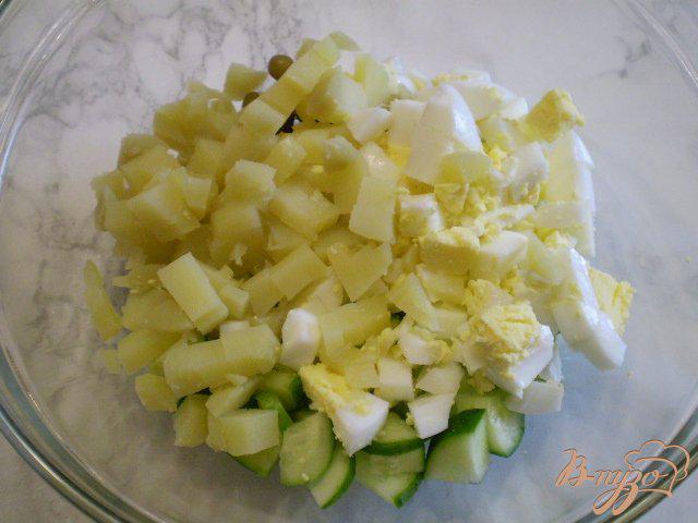 Фото приготовление рецепта: Салат с отварной рыбой, сыром и горошком шаг №2