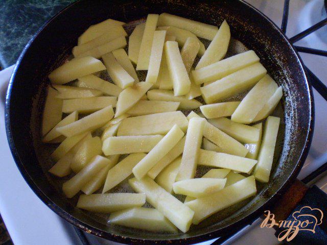 Фото приготовление рецепта: Картофель с луком, яйцом и шпинатом шаг №3