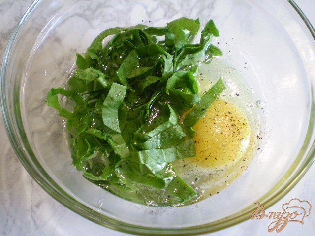 Фото приготовление рецепта: Картофель с луком, яйцом и шпинатом шаг №6