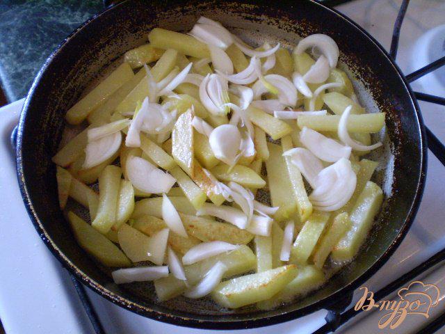 Фото приготовление рецепта: Картофель с луком, яйцом и шпинатом шаг №5