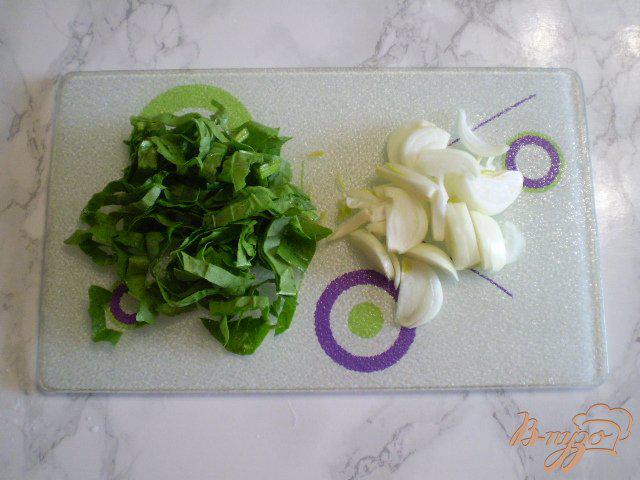 Фото приготовление рецепта: Картофель с луком, яйцом и шпинатом шаг №4