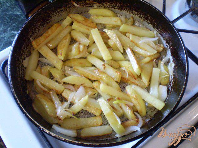 Фото приготовление рецепта: Картофель с луком, яйцом и шпинатом шаг №8