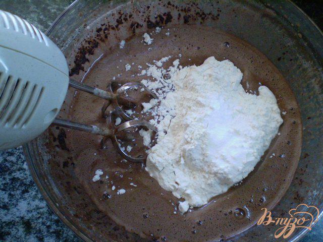 Фото приготовление рецепта: Шоколадное кухэ шаг №8