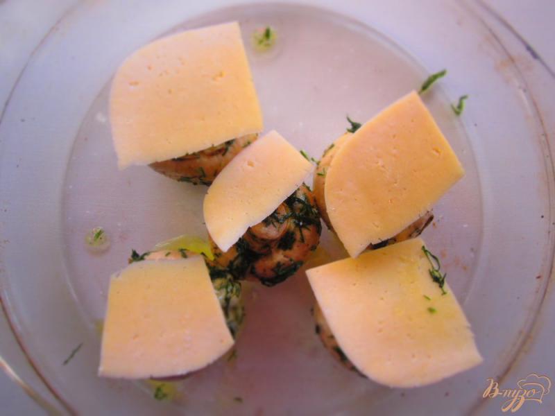 Фото приготовление рецепта: Печеные грибы с сыром и чесноком шаг №3