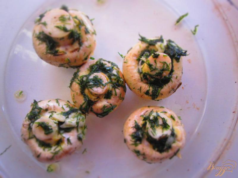 Фото приготовление рецепта: Печеные грибы с сыром и чесноком шаг №2