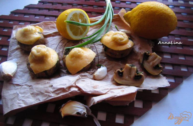 Фото приготовление рецепта: Печеные грибы с сыром и чесноком шаг №4