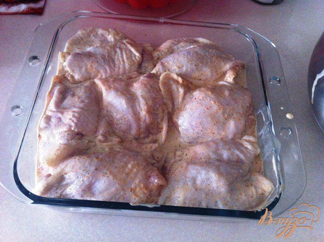 Фото приготовление рецепта: Куриные бедрышки в майонезе и мёде шаг №5