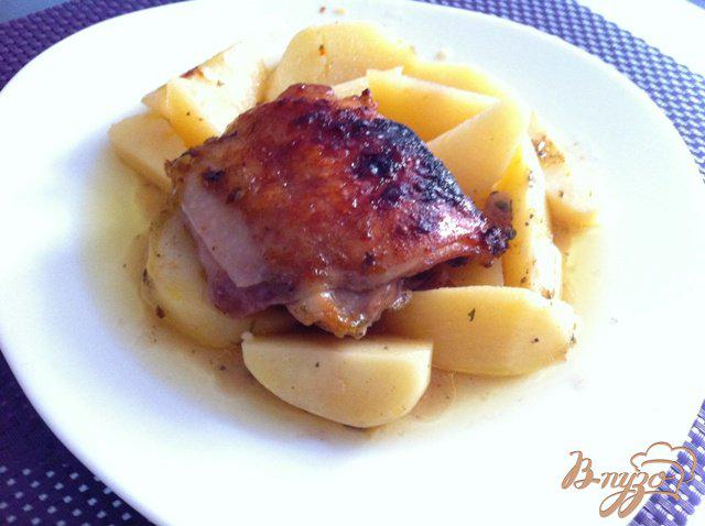 Фото приготовление рецепта: Куриные бедрышки в соусе ткемали с картофелем шаг №8