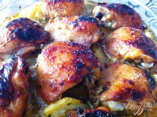 Фото приготовление рецепта: Куриные бедрышки в соусе ткемали с картофелем шаг №7