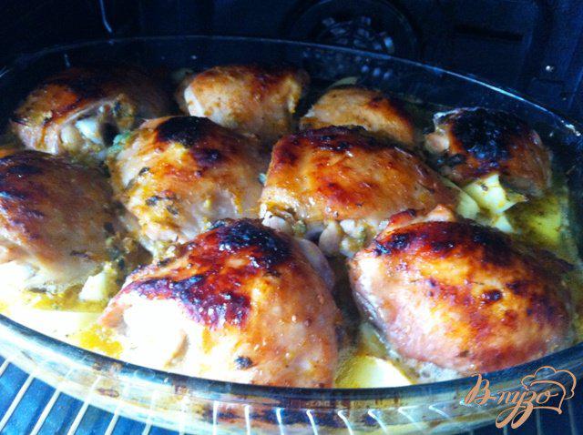 Фото приготовление рецепта: Куриные бедрышки в соусе ткемали с картофелем шаг №6