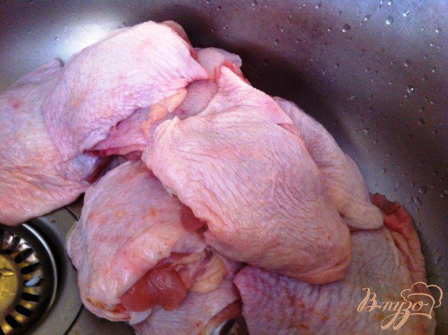 Фото приготовление рецепта: Куриные бедрышки в соусе ткемали с картофелем шаг №1