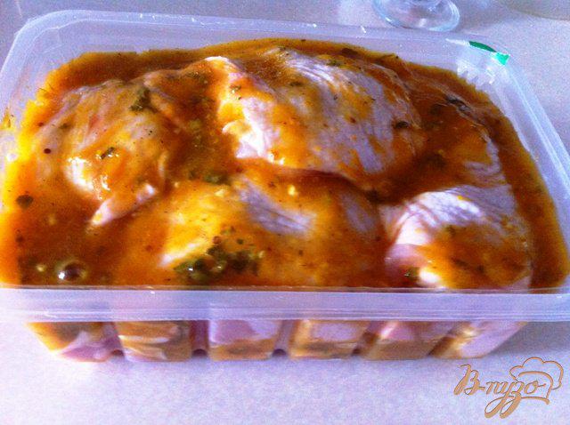 Фото приготовление рецепта: Куриные бедрышки в соусе ткемали с картофелем шаг №2