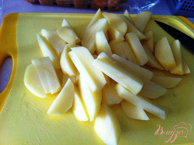 Фото приготовление рецепта: Куриные бедрышки в соусе ткемали с картофелем шаг №3