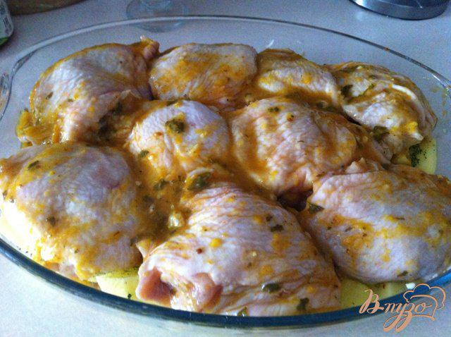 Фото приготовление рецепта: Куриные бедрышки в соусе ткемали с картофелем шаг №5