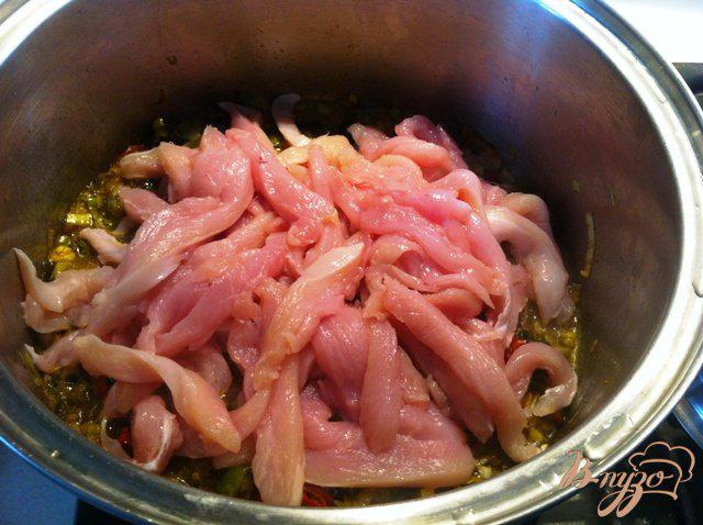 Фото приготовление рецепта: Куриное филе с ананасом и карри шаг №9