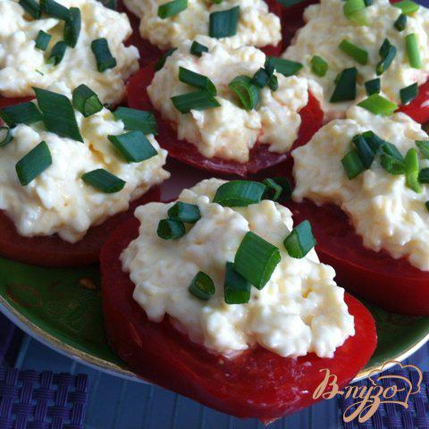 Фото приготовление рецепта: Сырный салат с помидорами шаг №6