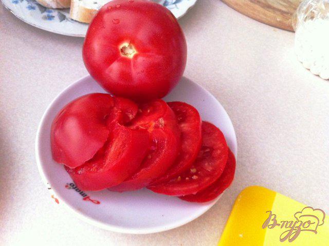 Фото приготовление рецепта: Сырный салат с помидорами шаг №4