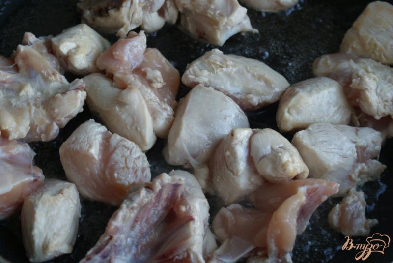 Фото приготовление рецепта: Курица с рисом и овощами в томатном соусе шаг №4