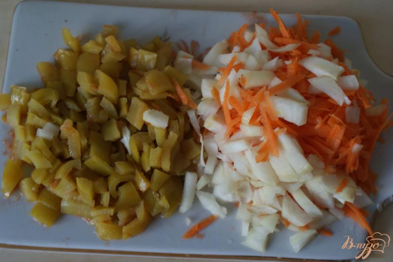 Фото приготовление рецепта: Курица с рисом и овощами в томатном соусе шаг №2