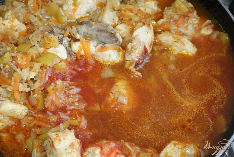 Фото приготовление рецепта: Курица с рисом и овощами в томатном соусе шаг №8