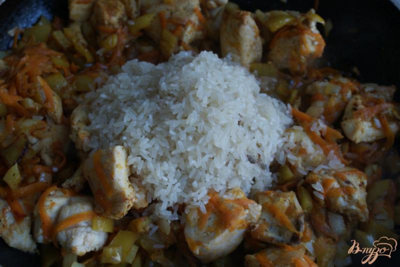 Фото приготовление рецепта: Курица с рисом и овощами в томатном соусе шаг №7