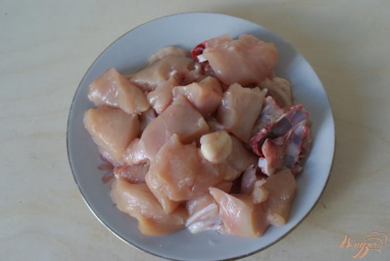 Фото приготовление рецепта: Курица с рисом и овощами в томатном соусе шаг №1