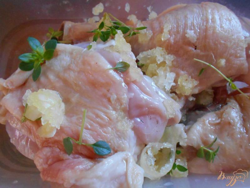 Фото приготовление рецепта: Куриные окорочка в йогуртово-лимонном маринаде с картофелем шаг №2