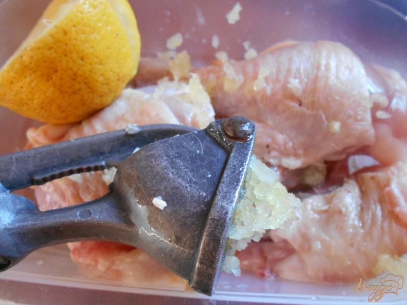Фото приготовление рецепта: Куриные окорочка в йогуртово-лимонном маринаде с картофелем шаг №1