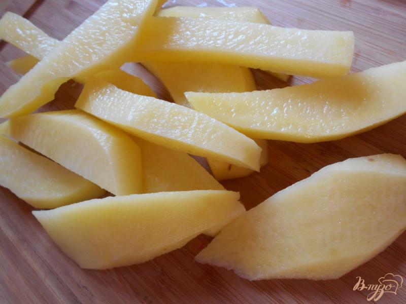 Фото приготовление рецепта: Куриные окорочка в йогуртово-лимонном маринаде с картофелем шаг №7