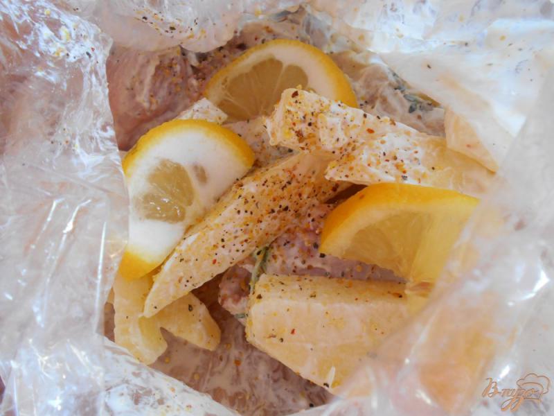 Фото приготовление рецепта: Куриные окорочка в йогуртово-лимонном маринаде с картофелем шаг №9
