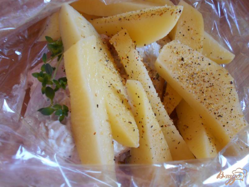 Фото приготовление рецепта: Куриные окорочка в йогуртово-лимонном маринаде с картофелем шаг №8