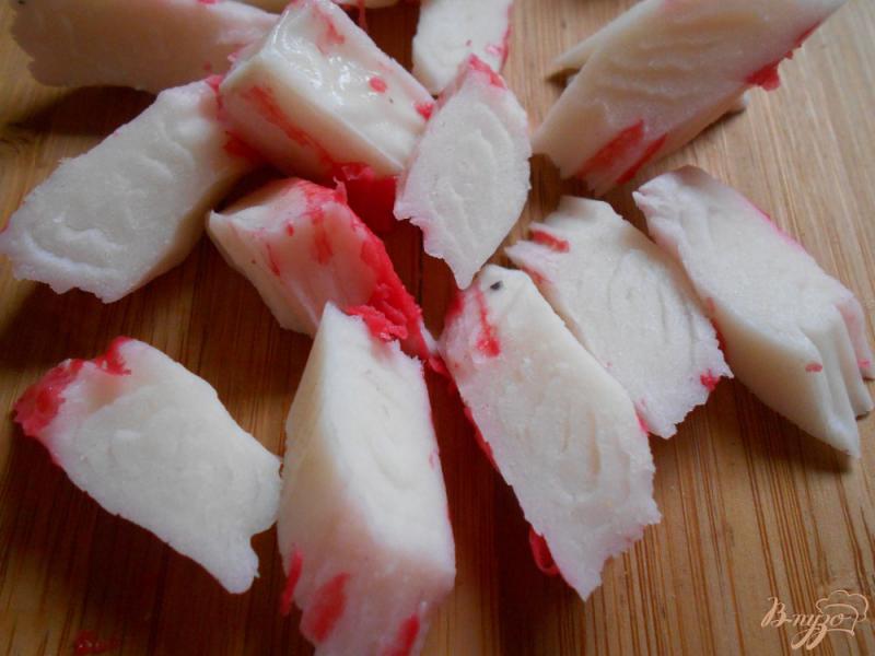 Фото приготовление рецепта: Салат с морской капустой, креветками и крабовыми палочками шаг №4