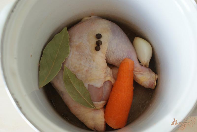 Фото приготовление рецепта: Суп с яичными блинчиками на курином бульоне шаг №1