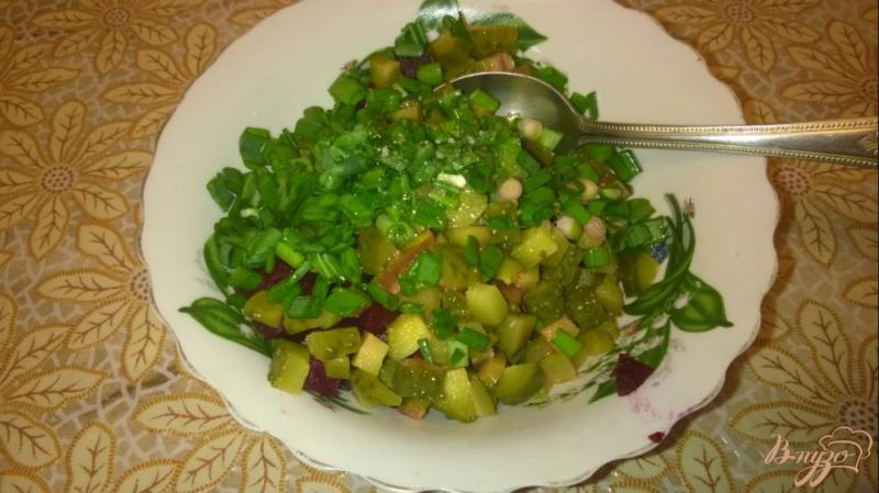 Фото приготовление рецепта: Салат со свеклы и огурцов шаг №4