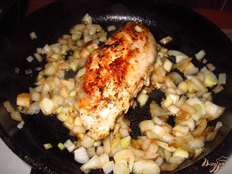 Фото приготовление рецепта: Курица в горчично- луковом соусе шаг №4