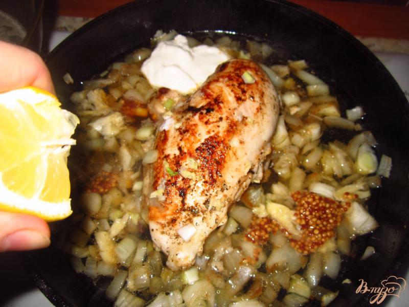 Фото приготовление рецепта: Курица в горчично- луковом соусе шаг №5