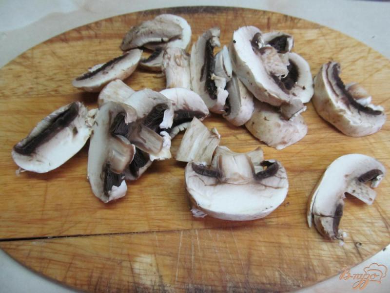 Фото приготовление рецепта: Макароны с грибами и печенью шаг №4