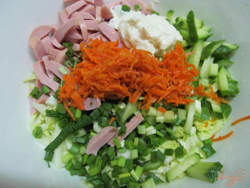 Фото приготовление рецепта: Салат из молодой капусты с корейской капустой шаг №4