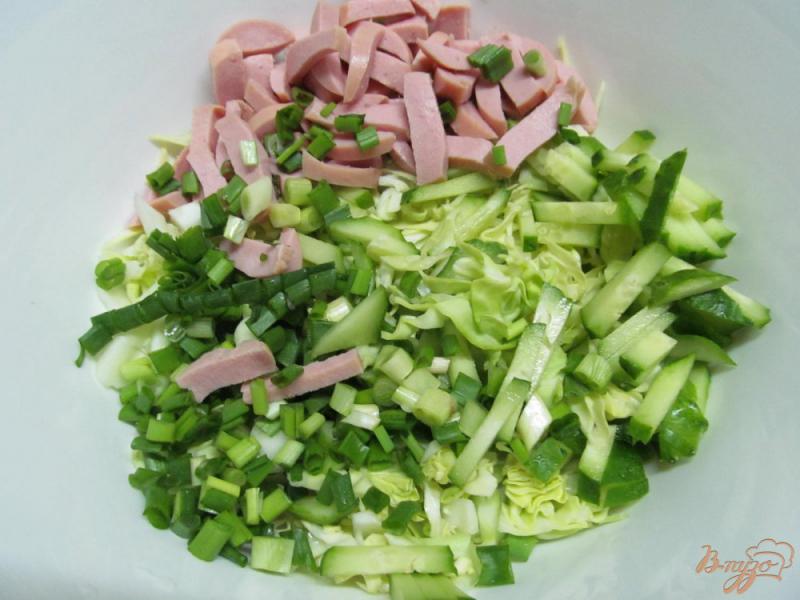Фото приготовление рецепта: Салат из молодой капусты с корейской капустой шаг №3