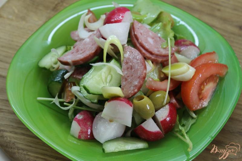 Фото приготовление рецепта: Легкий овощной салат с рукколой и салями шаг №6
