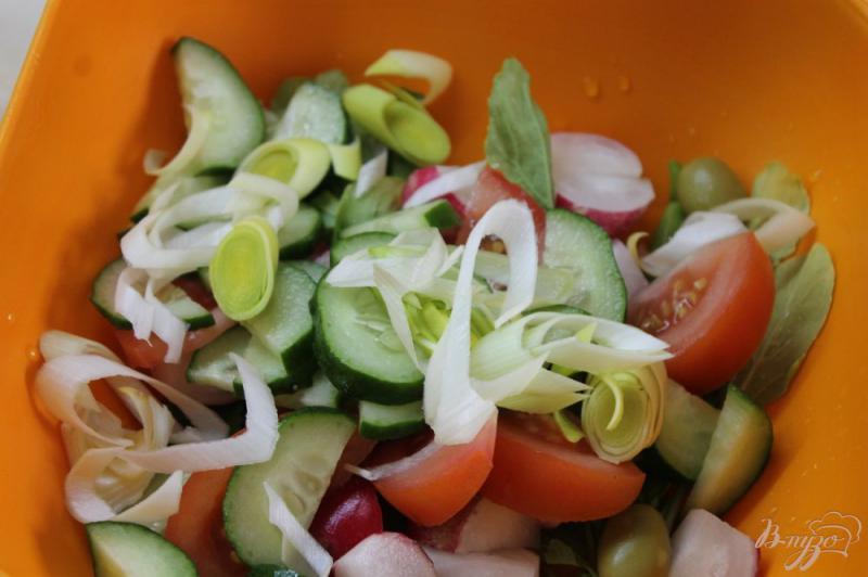 Фото приготовление рецепта: Легкий овощной салат с рукколой и салями шаг №4