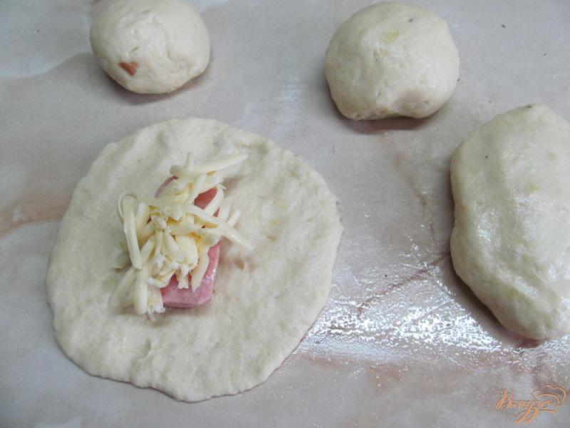 Фото приготовление рецепта: Картофельные пирожки с сарделькой шаг №6